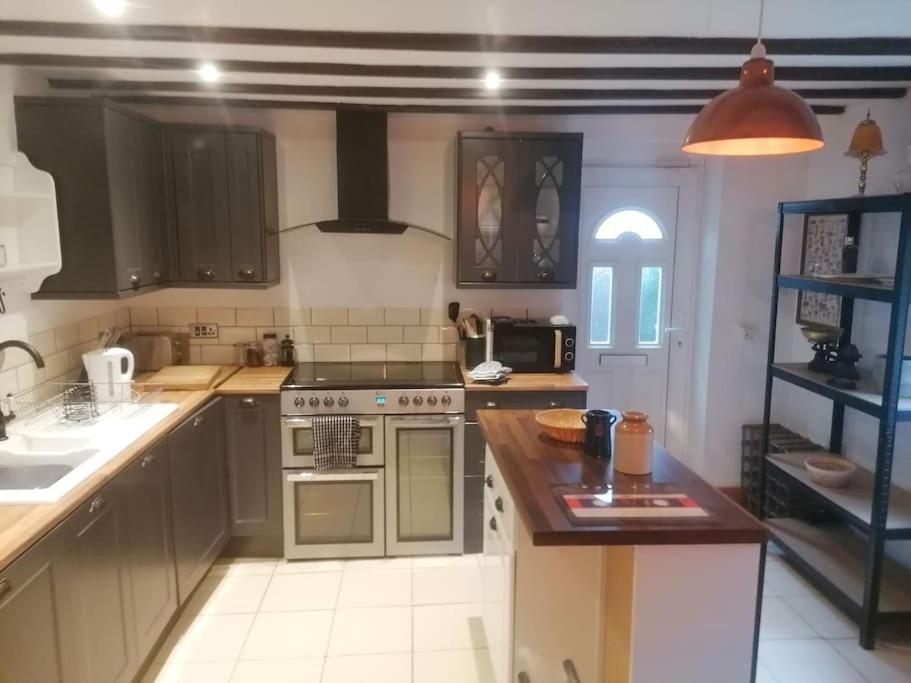 The Old Barn, Cosy Townhouse In Leominster Villa Екстериор снимка